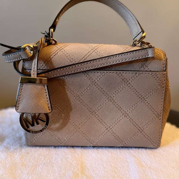 Michael Kors crossbody w/ quilt pattern in light brown/cream:beige, small size - Picture 3 of 8